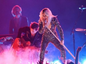 Lady Gaga 65 bin kişilik konseri yarıda kesmek zorunda kaldı