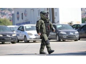 Bomba imha uzmanı polisler cesaretleriyle göz dolduruyor