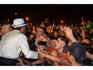 Şırnak’ta binlerce kişinin katıldığı festivalde Tıvorlu İsmail, 1.5 metrelik sahneden atladı