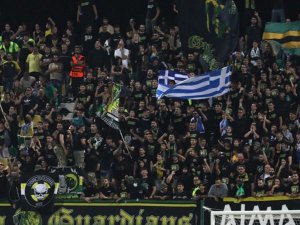 UEFA Avrupa Ligi'nde temsilcimiz Fenerbahçe'nin 2-1 üstünlüğüyle sonuçlanan karşılaşmada AEK Larnaca tribününde siyasi içerikli pankartlar açıldı.