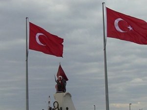 Atatürk Anıtı'na 'yıldızsız Türk bayrağı'