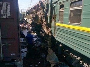 Yolcu treni mültecilere çarptı: 14 ölü