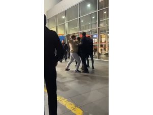 AVM’de kavga anları kameraya yansıdı