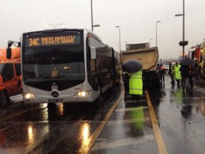 Kamyon metrobüs yoluna girdi! İstanbul trafiği felç