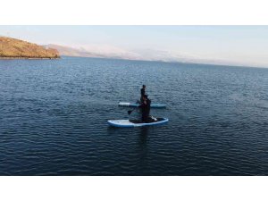 Çıldır Gölü’nde kürek sörfü drone ile görüntülendi