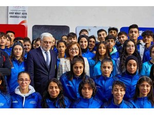 Gaziantep’te lise öğrencilerine eşofman takımı