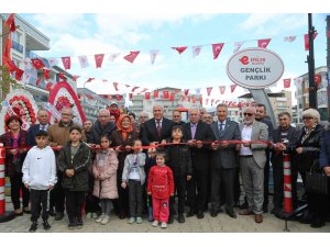 Efeler’de Gençlik Parkı düzenlenen törenle açıldı