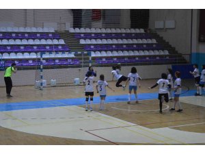 Afyonkarahisar’da okul sporlarında kıyasıya mücadele