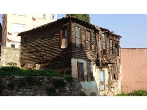 İzmit’in tarihe tanıklık eden evleri bakın ne halde