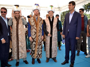 Bilal Erdoğan kaftan giyip ok attı