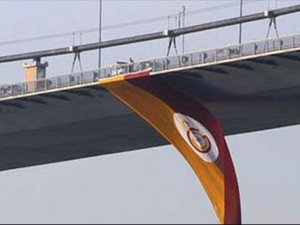 Köprüdeki Galatasaray bayrağı kesildi