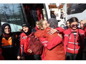 222 saat sonra gelen inanılmaz kurtuluşun kahramanları gözyaşlarıyla karşılandı