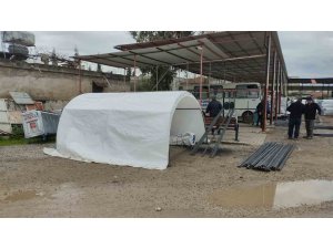 Deprem bölgesinde başkan ve ekibi kendi çadırlarını üretti