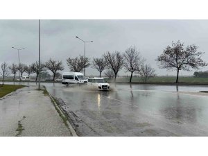 Biriken yağmur suyundan geçen araç sürücüleri zor anlar yaşadı