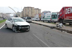 Diyarbakır’da araçlar çarpıştı, sürücüler burunları bile kanamadı