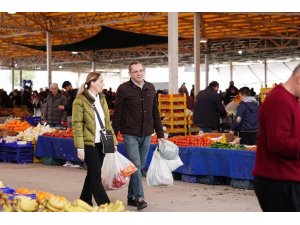 Ayvalık’ta Ergin çiftinden hem alışveriş hem sohbet