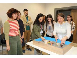 Deprem travmasını kum oyunu ile atlatacaklar