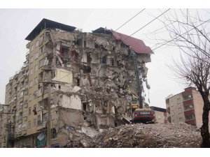 Diyarbakır’da acil yıkım kararı alınan yapılar bir bir yıkılıyor