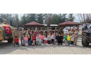 Siirt’te Mehmetçik tarafından öğrencilere gösteri ve tanıtım yapıldı