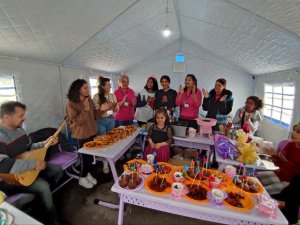 Denizlili öğretmenler, Emine ve Elisa için çadırda doğum günü kutlaması yaptı