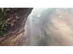 Bin 700 rakımda şiddetli yağış sonrası şelale oluştu