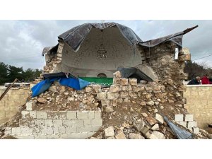 Türbe kısmen çöktü, vatandaşlar yenilenmesini istiyor