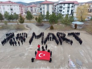 Kız öğrencilerden anlamlı ve duygu dolu ’18 Mart’ kutlaması