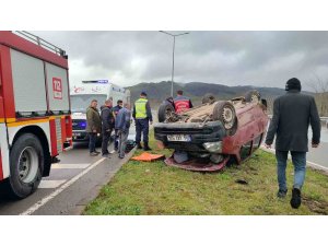 D-650’de takla atan otomobilde sıkışan kadın yaralandı