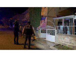 Evlerinin önünde silahlı saldırıya uğrayan 2 kardeş yaralandı