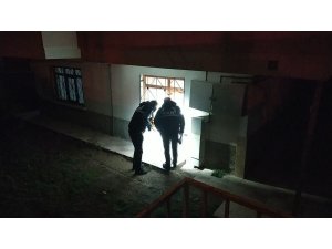 Ablasının evini pompalı tüfekle kurşunladı