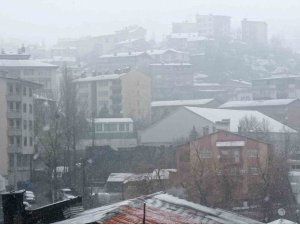 Hakkari’de karla karışık yağmur ve sis etkili oldu