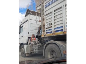 Hayatlarını hiçe saydılar, kamyonun kasa boşluğunda yolculuk yapan iki kişi görenleri şaşırttı