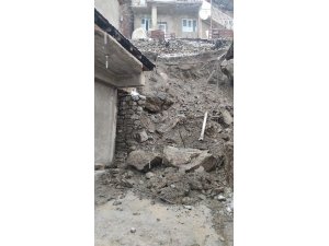 Hakkari’de toprak kayması