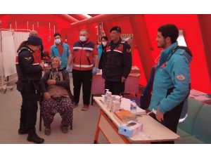 Hasta depremzedenin imdadına jandarma yetişti
