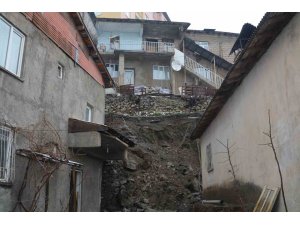 Hakkari’de heyelan nedeniyle 3 ev tahliye edildi