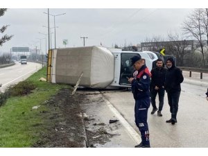 Bursa’da kontrolden çıkan kamyonet yan yattı: 1 yaralı