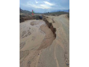 Elazığ’da çöken köy yolları ulaşıma kapandı