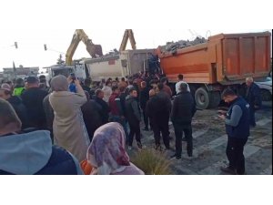 Deprem hafriyatı taşıyan kamyon kazaya neden oldu: 6 yaralı