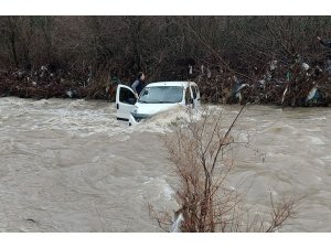 Araçları ile dereden geçmek isterken sele kapılan 3 kişi ölümden döndü