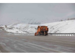 Erzincan - Tunceli kara yolunda kar ve tipi etkili oldu