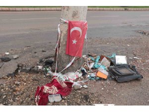 Enkazdan çıkan Türk bayrakları ve manevi değerler yerde kalmadı