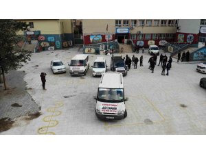 Depremzedeler çadırlarda yardım toplayıp selzedelere götürdü