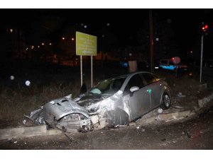 Tırla çarpışıp hurdaya dönen otomobilde 2 kişi yaralandı