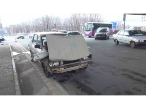 İki otomobil kavşakta çarpıştı: 1 yaralı