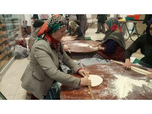 Kadın başkan depremzedeler için gözleme yaptı