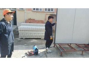 Öğrenci ve öğretmenler afet bölgesine yaptıkları 48 adet seyyar tuvalet ve duşu gönderdiler