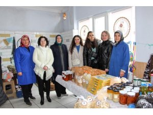 Osmaneli’nde depremzede aileler yararına hayır çarşısı kuruldu