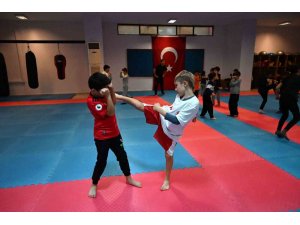 Kemer’de karate, kick boks ve pilates kursları devam ediyor