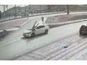 Otomobilin çarptığı kadın böyle havalandı