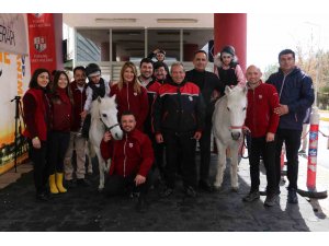 Yaraları sarmak için 4 nala koştular